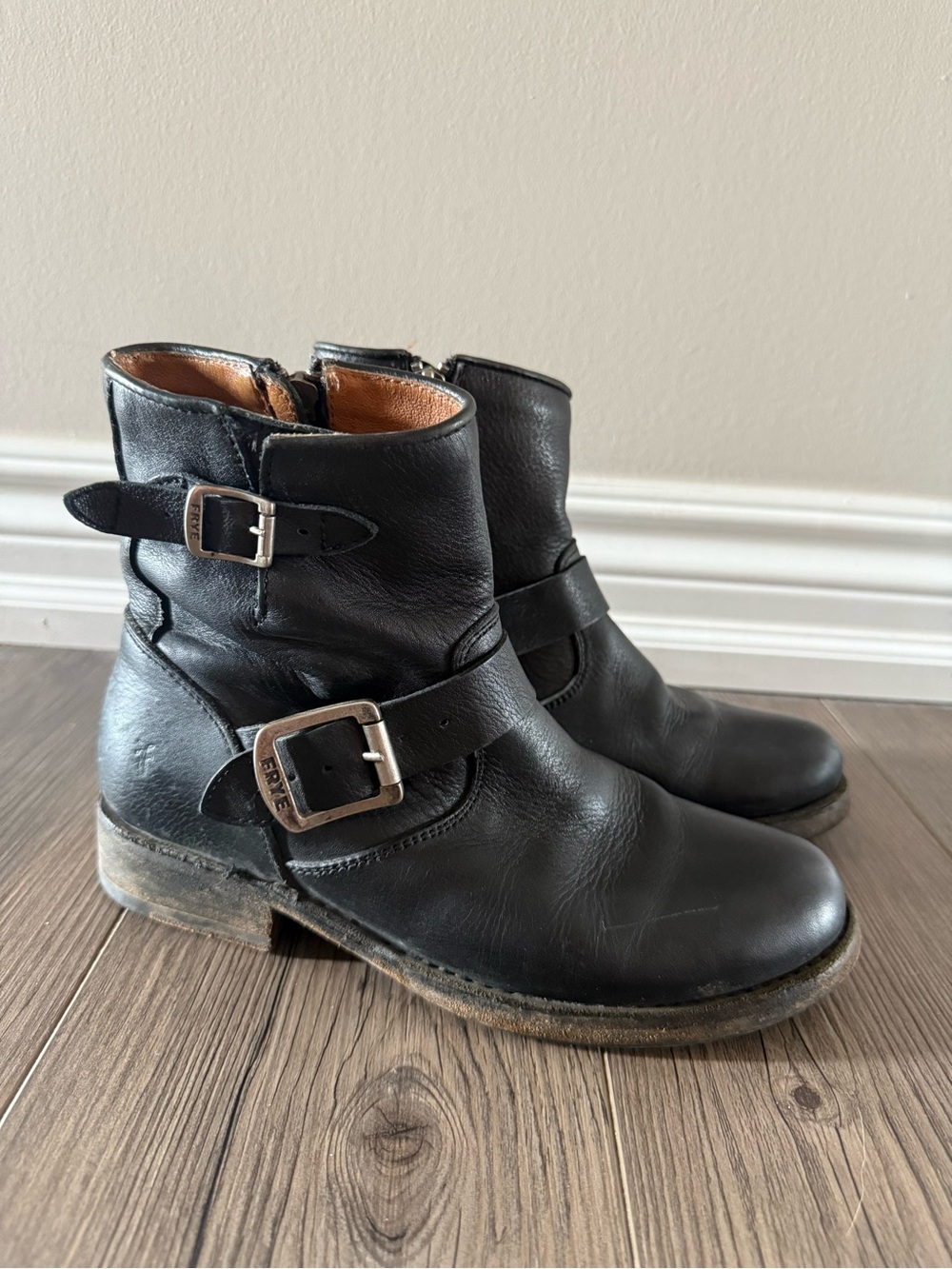 Frye Vicky Leather Buckle Ankle Boots Size 6